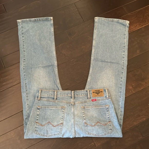 Wrangler relaxed boot cut NWT 34/30 - Picture 1 of 9